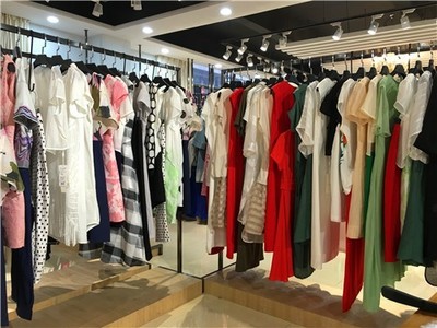 品牌折扣店進(jìn)貨指南 挖掘艾芙麗2014夏裝尾貨的批發(fā)商機(jī)
